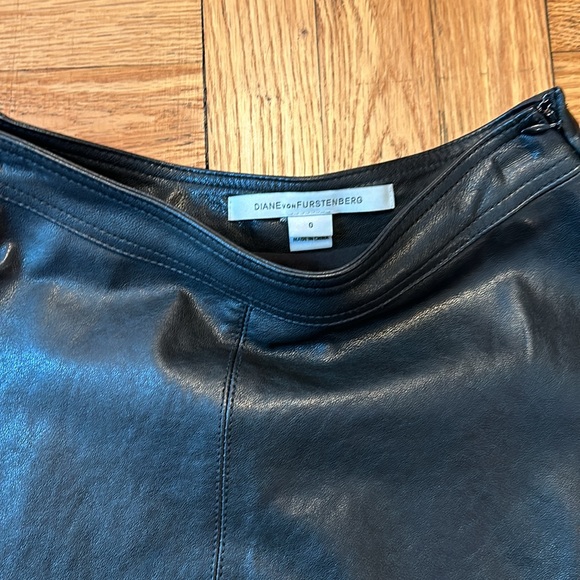 Diane Von Furstenberg DVF A-Line Leather Skirt with Pockets Black Size 0 EUC - Picture 2 of 4
